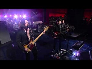 Arctic Monkeys - Do I Wanna Know ? (Live on Letterman)