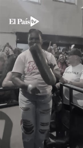 📌Falleció Aura Mariela Cortés Delgado, más conocida como 'La tía Mariela' en la tradicional calle del sabor. 'La tía Mariela', como cariñosamente se le decía, llegaba con su güiro debajo del brazo y de inmediato comenzaba a tocar el instrumento acorde con cada canción que sonaba, parecía que fuera parte de alguna de las grandes orquestas de salsa. Pero no, simplemente era ella, una mujer con una energía у una esencia única que contagiaba a todos los que estaban en el lugar, y un dato no menos i