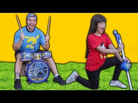 LUCCAS NETO USANDO BRINQUEDOS DE MÚSICA E FEZ UMA BANDA (VÍDEO EDUCATIVO PARA CRIANÇAS)