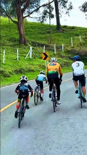 Nothing like a brotherhood rivalry 🤩 #Cycling #RoadCycling | 🎥 @pipe.matti (TikTok)