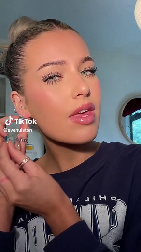 How to Effectively Put on Earrings