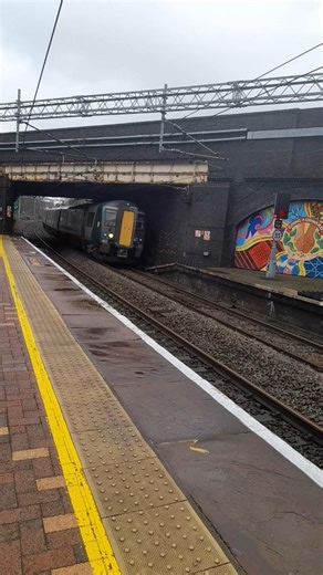 A wave from the legend driver on LNWR Class 350 4 car 💯💯💯