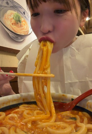 チーズカレーおうどんに真っ白ワンピースで挑む🥹 | チーズカレーうどん