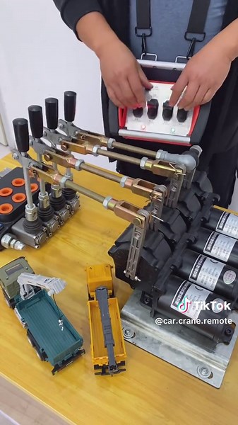 Wireless remote controller for hydraulic mechanical equipment of truck crane drilling machine##Crane #SourceFactory #HydraulicMechanicalEquipment #olebrandselect