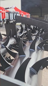 ⚡NOUVEAUTÉ 🔴⚫ HELIOS 70 🔥 Polyvalent 🌱 Puissant 💪 Précis 🎯 🚜 Helios 70 – le décompacteur qui s’adapte à tout : • 2 dents interchangeables : Low Disturbance & Helikrak • 4 rouleaux au choix pour chaque type de sol • Réglages hydrauliques depuis la cabine 🔧 Un seul outil pour un sol aéré, restructuré vos cultures. #gregoirebesson #agriculture #machinery #farming #farmlife #farmer #fendt #johndeere | Grégoire Besson