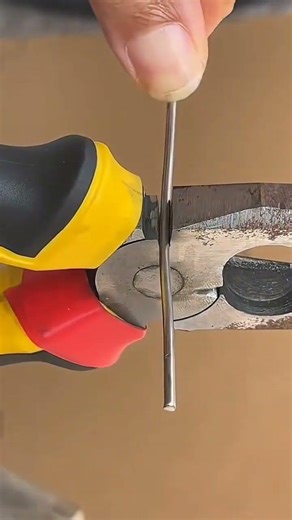 Cutting wire easily using pliers with clean results. Simple method, fast work, and satisfying.