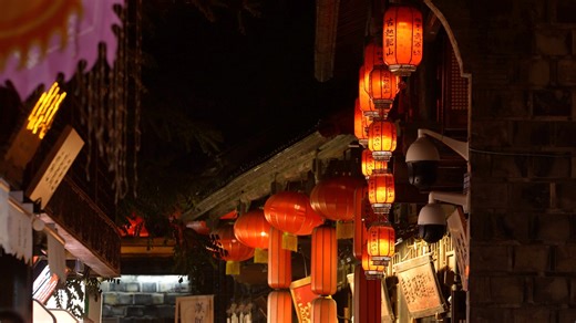 Kuanzhaixiangzi, or Wide and Narrow Alley, is one of Chengdu's main tourist attractions, offering visitors a variety of local delicacies and cultural experiences. Be sure to catch a Sichuan Opera performance while you're there. There are acrobatics, and "face-changing," which involves masked sleight of hand, and even fire-breathing! #TWG2025 #GameonChengdu #ChinaTravel #Chengdu #ChinaTour #Heritage #Travelogue Travelogue | China Plus Culture