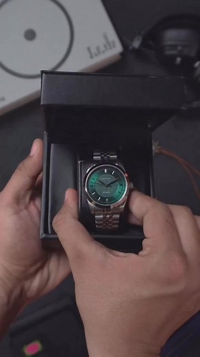 401K views · 326 reactions | Meridian’s Equinox is an everyday automatic that punches way above its weight. Sapphire on top, a solid 39mm steel case, and a textured dial that catches light beautifully — it’s simple, premium, and a crazy value for the price. . . . #watchenthusiast #wristwatch #affordablewatches #automaticwatch #watchesofinstagram | Meridian Watches | Facebook