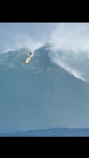 The Pe’ahi Challenge 2018 Men’s opening heat was held in the biggest waves ever seen in a paddle surf competition. Where Twiggy couldn’t get into this one, Russel Bierke chipped in and air dropped through the spray. Massive size and it looks like a blind send through the spray. 👊🏽 the next wave Billy Kemper got a massive barrel and the last wave Twiggy got wave of the year / Biggest Paddle in of the year and $100k 🙏 #mauimediacartel #mauicartel #hawaii #bigwaves #peahi #surfing #mauinokaoi #m