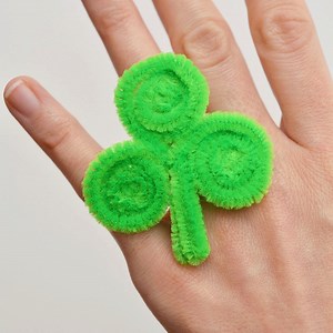 PIPE CLEANER SHAMROCK RINGS Full Instructions >> https://onelittleproject.com/pipe-cleaner-shamrock-rings/ | One Little Project