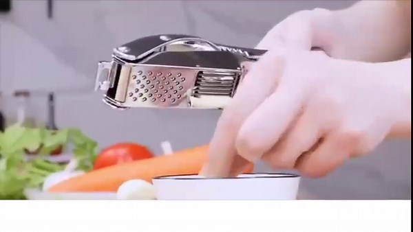 Garlic Press 2 in 1 Garlic Press Stainless Steel, Non-Slip Handles Garlic Mincer, Reusable Garlic Chopper, Effortlessly Crush and Slice, Great Gift for Home Cooks and Professional Chefs Alike
