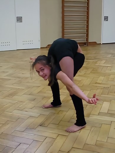 Artist : Alina Ruppel . . . . #contortiontraining #backbend #ballet #rhythmicgymnastics #yoga #contortionist #flexibility #flexiblewomen #backbend #cheerleader #oversplits #contortion #needle #flexible #rubberngirl #ballerina #cheerleading #gymnastics #model #gymmotıvatıon #yogagirl #bendy #bendygirl #splits