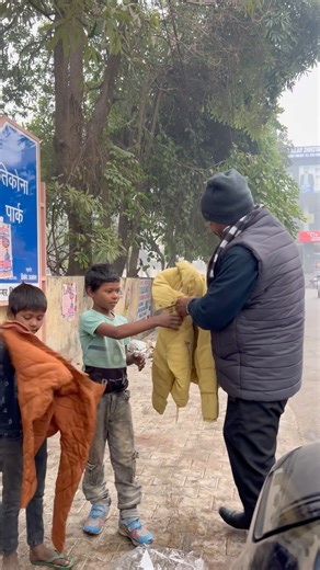 सर्दी में ग़रीब बच्चों की मदद 😥 | Emotional video 🙏💯 || #humanity #shorts