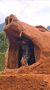 The girl built a bear-shaped survival shelter, a bomb shelter. | Wild Bushcraft