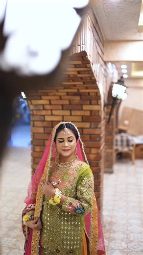 Golden hues, soft glam, and that Aisha’s touch 💛 Because every mehndi bride deserves to shine ✨ Every bride dreams of that perfect mehndi glow — soft, radiant, and filled with joy 🌼💚 This shoot captures the true essence of a traditional bride — where colors meet emotions, and every glance tells a story of love and celebration. Aisha Shahid, with her magical artistry, created a look that blends tradition with elegance. From the flawless base to the golden hues and that soft shimmer on the eyes