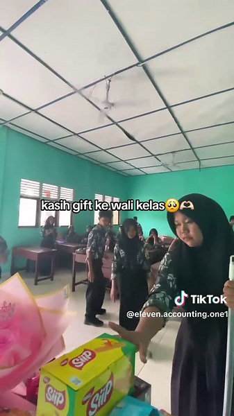 Kasih Gift Spesial untuk Wali Kelas