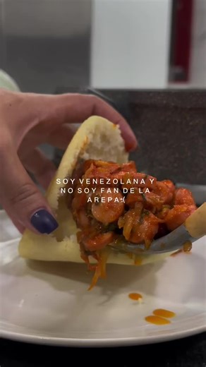 Sigueme en Instagram para darte mas trucos de recetas. @gabytana_ Receta: SALCHICHAS VENEZOLANAS 😍 no soy fan de la Arepa 😭 pero si hay salchichas guisadas podria comerla todos los dias 😂 TIENEN que hacer esta receta, quedaran todos chupandose la olla y raspando la olla. #arepasvenezolanas #salchichas #recetasalchicha #comidavenezolana #gastronomiavenezolana #recetasfaciles