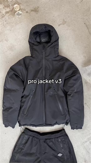 REVERSIBLE PRO JACKET ADDED TO FRIDAY DROP 🇬🇧💷 This Pro Jacket was originally designed as a padded version of the Pro Jacket V1. Sample landed and the lining came out so clean we tried it on in reverse. Decided to add a reversible zip, tweaked a bunch of other features, added side-entry to the patch pocket and now you got 2 jackets in 1. Pro Side: Waterproof Fabric Waterproof Zip Tape Custom Pullers Pro Logo on sleeve Orange Pro logo on back 3x Hood Toggles Puff Side: Logo prints on chest & h
