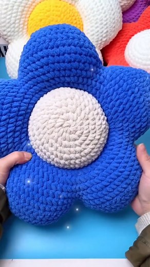 Flower pillow crochet 🌸💙 #crochet #crocheting #homemade #craft #fyp #crochetaddiction #crocheter #crochetflower #flower #flowers #pillow #flowerpillow #pillows #crochetpillow #daisy #crochetdaisy #diy | Crochet Nature