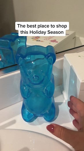 🐻✨ Squeeze, Glow, Repeat! ✨🐻 The Squishy Gummy Bear Light is the perfect unique gift for teens and kids! 🌈💡 Available in a rainbow of fun colors, this adorable bear is a delightful addition to any room. Just give its belly a little squeeze to light up your space! 🌟