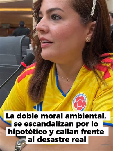 No jueguen con la inteligencia de los colombianos! Llevan años hablando del agua y del fracking, pero durante este 'gobierno Colombia superó las 250.000 hectáreas de coca, perdió más de 316.000 hectáreas de bosque y la minería ilegal siguió expandiéndose por casi todo el país. La coca contamina, la minería ilegal envenena los ríos, la deforestación destruye las fábricas de agua de Colombia. Menos discursos ambientalistas de tarima, más acciones contra las economías ilegales que están acabando co