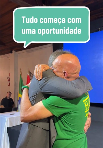 Tudo começa com uma oportunidade 🙌🏼 No início desta semana, participei de um jantar para comemorar os 59 anos do @sindilojas.brusque e fui convidado para fazer a apresentação da palestra do @schumajuliano. É impossível não me emocionar ao falar do Juliano. Ele foi meu primeiro chefe, em 1979, quando eu tinha apenas 16 anos, na expedição da Fábrica de Tecidos Carlos Renaux, onde meus avós e meus pais trabalharam. Foi ele quem enxergou potencial em mim e me convidou para trabalhar no escritório 