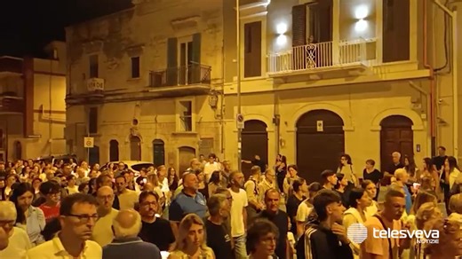 La Madonna dei Miracoli torna di notte nella sua Basilica e benedice campi e raccolti ad Andria: un rito che si è ripetuto dopo oltre 4 secoli #andria #attualità #processione #madonnadeimiracoli | Telesveva