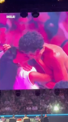El beso de #Plex a #Aitana tras su victoria en #Laveladadelaño