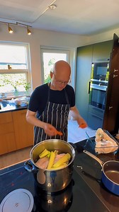 Har du lavet hønsekødssuppe før? Ofte kan man få billige og tilmed økologiske høns billigt på Frost. Og når man kan få dem til 30kr kan jeg næsten ikke lade være. For det er masser af god kvalitetsmad man kan få ud af dem. Suppen kan bruges til rigtig meget. | Rene Vester