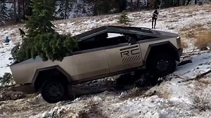 Tesla Cybertruck bleibt stecken und wird von Ford-Pick-up hochgezogen