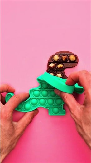 Make your own chocolate dinosaur treat! 🦖🍫#chocolaterecipe #dessertfun