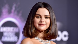 49K views · 166 reactions | The "Rare" singer's comfy sweater choice has fans convinced it looks a lot like the top worn by Chris Evans in "Knives Out." Are they really dating? Take a look! | E! News | Facebook