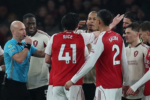 Van Dijk and Rice clash after Arsenal don't kick ball out for injury