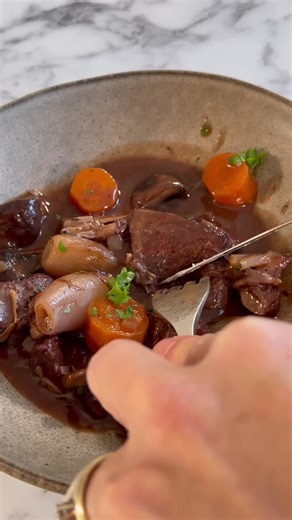 Vet du hvordan du uttaler Boeuf Bourguignon riktig? 🫣 Jeg kan ikke fransk, men jeg prøver meg her i filmen. Om uttalelsen blir riktig eller feil, lover jeg iallfall at smaken blir 10 av 10 🥰 Er du også klar for en skikkelig god gryte i helgen? Finn oppskriften på bloggen - FruTimian.no. Skriv BOEUF i søkefeltet, så finner du den. #boeufbourguignon #gryte #boeufbourguignon #gryte#helgemat