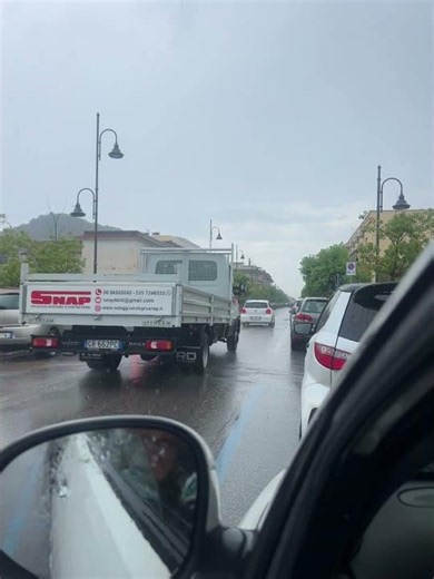 Nel centro di San Felice Circeo, io e te sotto la pioggia insieme 🌧️