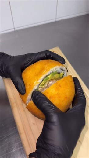 Que Rolls Sushi - Rancagua on Instagram: "La más vendida🤤🤤 Síguenos en @que_rolls_sushi 📲 +56 9 9103 1629 📍 Santa Maria 0241, Rancagua 🕒 Horario: 2pm a 1am 🛵 Delivery disponible #fyp #chile #rancaguachile #sushiburguer #sushi"