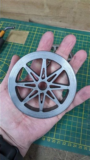 Erster Prototyp eines Eisenbahnrades