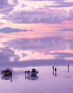 El Salar de Uyuni de Bolivia es considerado una de las vistas más impresionantes y extremas de toda América del Sur, si no del mundo. El Salar de Uyuni tiene 11.000 kilómetros cuadrados y, a menudo, se lo conoce como el espejo más grande del mundo. 📽️: @islayjoy | Salar de Uyuni - Bolivia