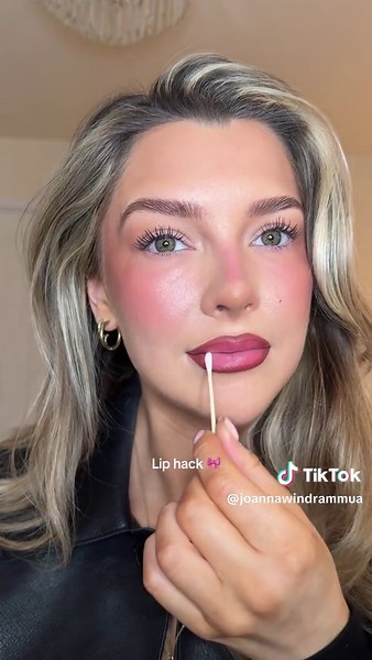 Lip hack 🎀 I saw @paige lorenze do this and I’ve done it since I love this hack! Using @rhode skin glazing milk to blend my lip liner #lipliner #liptutorial #liplinerhack #rhodeglazingmilk #liphack #makeuphacks