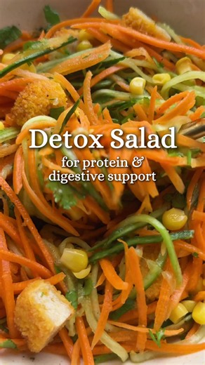 Detox Salad for Protein & Digestive Support✨ A refreshing and satisfying bowl that combines crunchy veggies, protein and a light citrus dressing 🤍 This salad combines hydrating cucumber, crunchy carrot, chicken nuggets, fresh cilantro and corn for a fun balance of freshness and comfort. Nutrition highlights: * Provides protein → from chicken for satiety and energy * High in water content → from cucumber for hydration * Rich in fiber → from vegetables to support digestion * Contains healthy fats