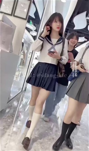 wataa 40高挑的大长腿与精致五官完美结合，她穿着轻盈的超短裙，雪白的长筒袜包裹着修长的双腿，散发着无法抗拒的性感魅力。薄薄的衣料下，隐约透出成套的胸罩与内裤，优雅中透着撩人的小秘密。