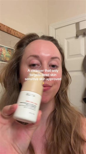 Enzyme cleansers work by digesting dead skin cells only - not stripping, not scratching, not inflaming healthy skin ✨ This rice enzyme cleanser from Anua has been such a gentle way for me to smooth texture and boost glow without redness or barrier damage. I love using it when I cleanse in the morning or when my skin is being reactive 🌟🧴🧴