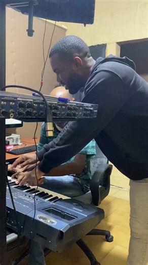 Michel OKILI, multi-instrumentiste, arrangeur, producteur de musique nous partageait sa perception de la nouvelle generation de musiciens du Gabon et de la force de notre rythmique africaine. LIVE IT!