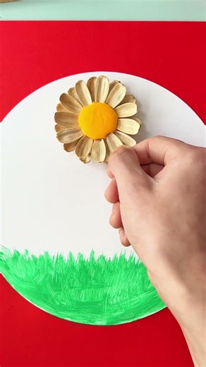 Don't throw away sunflower seeds, stick them on clay to make beautiful sunflower art. Try it!