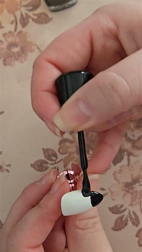 Easy Minnie Mouse nails