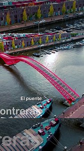 🌊🐍 La serpiente roja que cruza el agua: conoce el Puente Python de Ámsterdam En la Isla de Sporenburg, el Puente Python brilla por su forma única, invitando a caminar sobre su elegante cuerpo metálico. #IngenieríaArtística #ÁmsterdamRojo | Axel Contreras