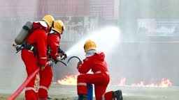 Formation au sauvetage . Concept de pompier. Pompier utilisant de...