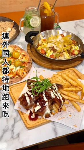 辰辰🌱卉卉🤤台北｜新北｜桃園｜新竹｜台中｜台南｜高雄 美食分享🍗Jun Chen Ye on Instagram: "🔥外國人都特地跑來的比薩店 #bpfood吃jpg台北#比薩 先說我人生中最愛的野莓燒烤豬肋排吃起來鹹甜鹹甜的非常涮嘴😍 而且非常軟嫩一咬就斷 還吃到很特別的小蘋果藍紋起司 連外國人都特地跑過來吃 麵茶披薩餃吃起來是濕潤的甜而不膩 意外的蠻好吃的 冬季限定新品 🔸野莓燒烤豬肋排 $659 🔸蜜糖蘋果藍紋起司比薩 $300 🔸柚子胡椒烤雞烤飯 $320 🔸老爺爺麵茶披薩餃 $219 🔸清涼檸香莫吉多 $100 🔸水蜜桃冰茶 $100 😍3/1前單點野莓燒烤豬肋排+359 可以獲得1份主餐（$300內可補差額）2杯飲料（$100內可補差額） —— 🏡店名：堤諾義大利比薩 Tino‘s Pizza 台北莊敬店 📮地點：臺北市信義區莊敬路182號 ⏱️時間：11:00-21:00 ☎️電話：02 2758 9578 有喜歡趕快收藏，也歡迎追蹤哦💗 @b.p.food_"
