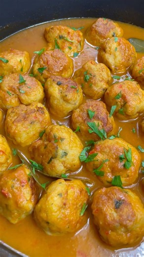 Albóndigas de pescado Ingredientes: 500 gr de merluza sin piel ni espinas 250 gr de gambas enteras 2 dientes de ajos Media cebolla 1 puerro Un trozo de pimiento rojo 1 huevo Perejil fresco Una rebanada de pan de molde Un chorrito de leche Pan rallado Una cucharadita de concentrado de tomate Laurel Sal y pimienta 100 ml de vino blanco Aceite de oliva | Y hoy qué comemos