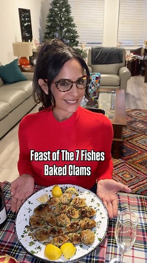 Danielle Caminiti on Instagram: "Baked clams, for the table 👉🏼🎄🍋 Recipe ⬇️ Baked Clams: Serves: 6 | Prep Time: 20 mins. | Cook Time: 20 mins. Ingredients: ⅓ cup EVOO + extra for drizzling & cooking 3 cloves garlic, minced 2 dozen top neck clams, shucked on the half shell, juice reserved or 1 jar of clam juice from clam plus an extra jar or can of clam juice ½ cup dry white wine 1/4 cup of chicken stock Juice of 1 lemon ¼ cup chopped fresh Italian flat parsley 3 tablespoons unsalted butter, c